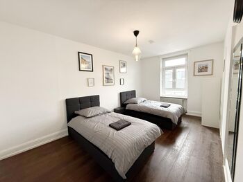 Schlafzimmer 2 Boxenspringbetten 100x200 cm