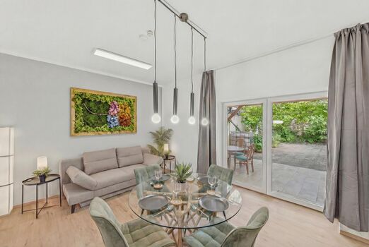 Offener Wohn-Essbereich mit Küche & Blick in den Innenhof – alles auf einer Ebene