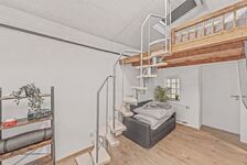 Helle Wendeltreppe verbindet Wohn- und Schlafebene – praktisch & stilvoll