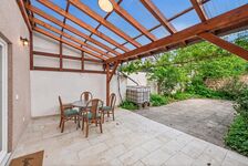 Idyllische Pergola-Terrasse mit Grill & Gartenmöbeln – Erholung im Innenhof