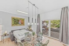 Helles Wohn-/Schlafzimmer mit Moosgemälde & Pendelleuchten – gemütlich nach Feierabend