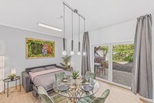 Helles Wohn-/Schlafzimmer mit Moosgemälde & Pendelleuchten – gemütlich nach Feierabend