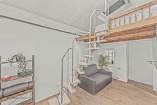 Helle Wendeltreppe verbindet Wohn- und Schlafebene – praktisch & stilvoll