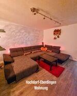 Das Wohnzimmer in der Hochdorf-Eberdingen Wohnung mit Sofa mit Schlaffunktion