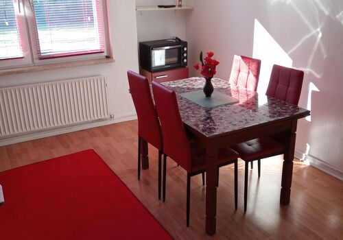 Ferienwohnungen mit Einzelbetten ,private Bäder, Küche Bild 2