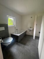 Grosses Bad mit WC und Badewanne