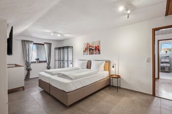 Große Villa für große Gruppen und Teams 7 Schlafzimmer! Picture 3