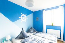 Gemütliches Schlafzimmer mit Doppelbett, ideal für erholsamen Schlaf nach einem langen Tag. Alles ist vorbereitet für Ihren angenehmen Aufenthalt. #Doppelbett #ErholungPur #Schlafkomfort #HelleZimmer #VonVImmoServiceUG #BequemÜbernachten