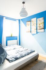 Frisches, helles Zimmer mit charmanten Details und großzügigem Bett – perfekt für eine ruhige Auszeit allein oder zu zweit. #KomfortPur #DesignZimmer #BlauWieDasMeer #VonVImmoServiceUG #Wohlfühlfaktor