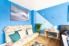 Heller Wohnbereich mit gemütlichem Sofa und viel Tageslicht – ideal zum Ausruhen oder Lesen. #VonVImmoServiceUG #VollAusgestattet #DuisburgWohnung