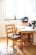 Gemütlicher Essplatz mit natürlichem Licht – ideal zum Essen oder für die Arbeit am Laptop. #EssbereichDuisburg #HellesApartment #Komfortzone #ApartmentMitLicht