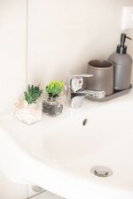 Kleine Dekogläser mit Kunstpflanzen bringen stilvolle Frische ins Bad – für ein angenehmes Ambiente. #ModernesDesign #WohlfühlBad #VonVImmoServiceUG #VollAusgestattet