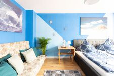 Das Zimmer bietet nicht nur ein bequemes Bett, sondern auch eine zusätzliche Sitzecke zum Entspannen oder Lesen. #Leseecke #KomfortZone #Ruhebereich #GutAusgestattet #VonVImmoServiceUG