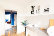 Helle Spülecke mit Ausblick – Kochen und Abwasch in entspannter Atmosphäre. #Küchenkomfort #DuisburgApartment #ModerneKüche #Wohlfühlwohnen