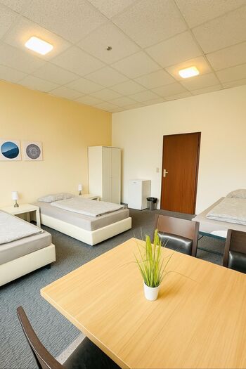 35 Einzel- & Doppelzimmer sowie 15 Apartments | WLAN | Küche | Zentral Zdjęcie 2