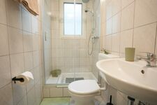 Duschbereich mit Fenster und Schiebetür