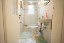 Badezimmer mit großer Dusche