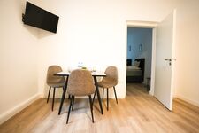 Sicht auf den Schlafraum. Auf der rechten Seite befindet sich eine Schlafcouch.