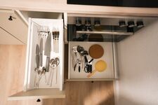 Kochbesteck vorhanden, sowie Backzubehör