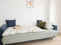 Schlafsofa im Wohn-Essbereich, Esstisch mit Stühle, Smart-TV und WLAN
