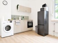 Vollausgestattete Küche inklusive Waschmaschine, Kühlschrank und Gefrierschrank, Mikrowelle, Wasserkocher und Kaffeemaschine 