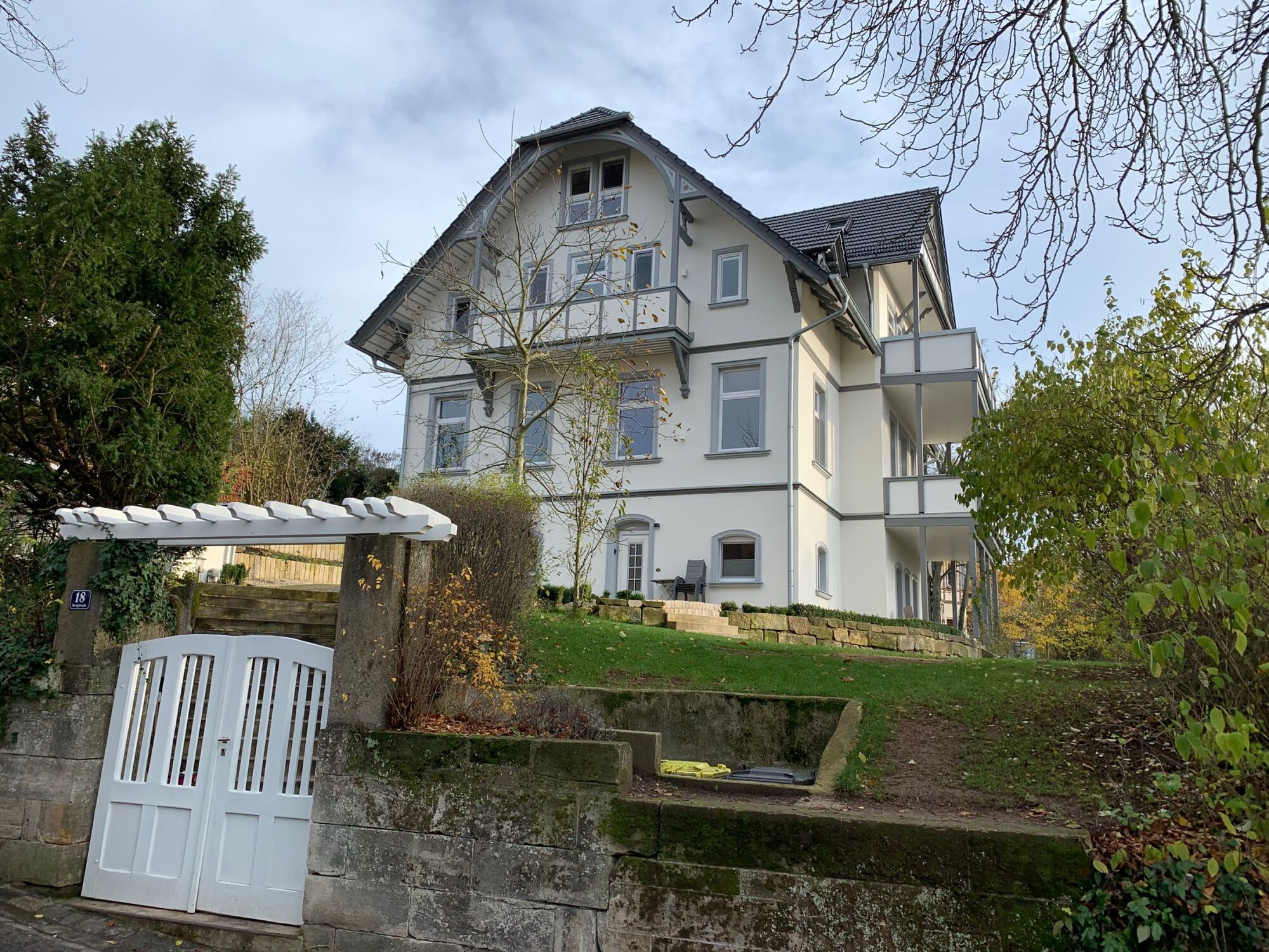 Vorderseite von der Straße aus