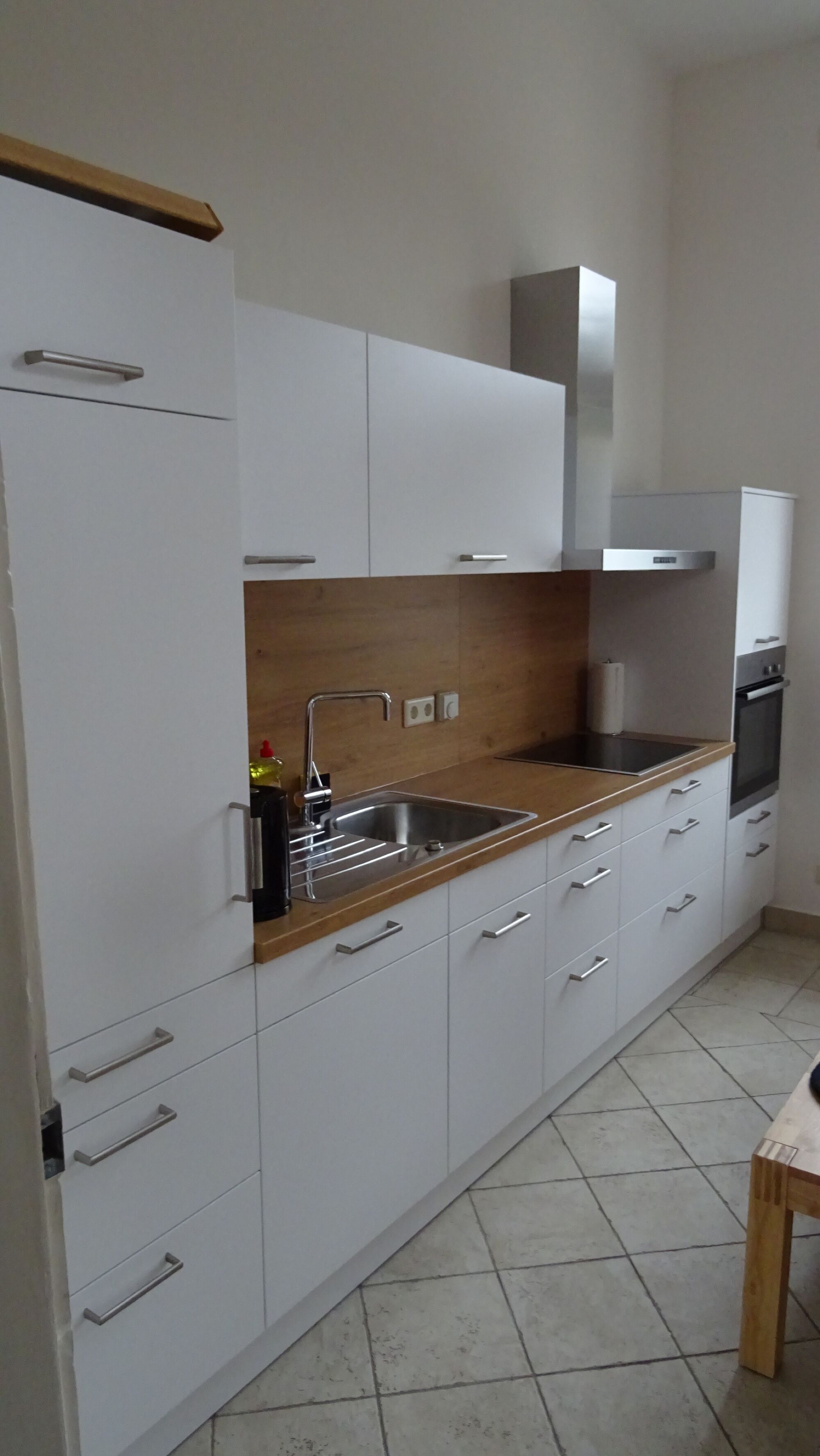 Vollausgestattete Küche - viel Geschirr, Mikrowelle, Backofen, Spülmaschine, Toaster, Kaffeemaschine etc.