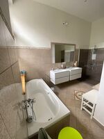 Begehbare Dische, große Waschbecken, Badewanne