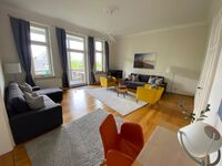 Riesiges Wohnzimmer mit Balkon - kann auch durch zwei Kingsize-Sofas und kompletter Abtrennung vom Flur als drittes Schlafzimmer genutzt werden