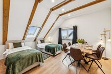 Schlafzimmer mit 2 Einzelbetten und Essbereich