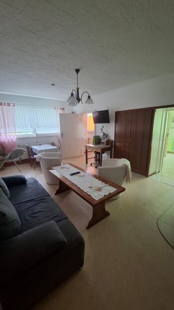 Wohnzimmer mit Sofa auch als Schlaffunktion