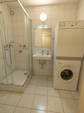 Bad mit Waschmaschine und Trockner