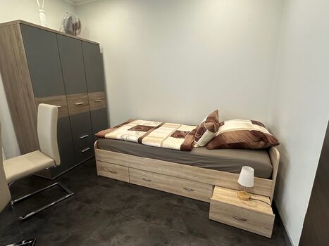 Möbliertes Zweibettzimmer Bild 3