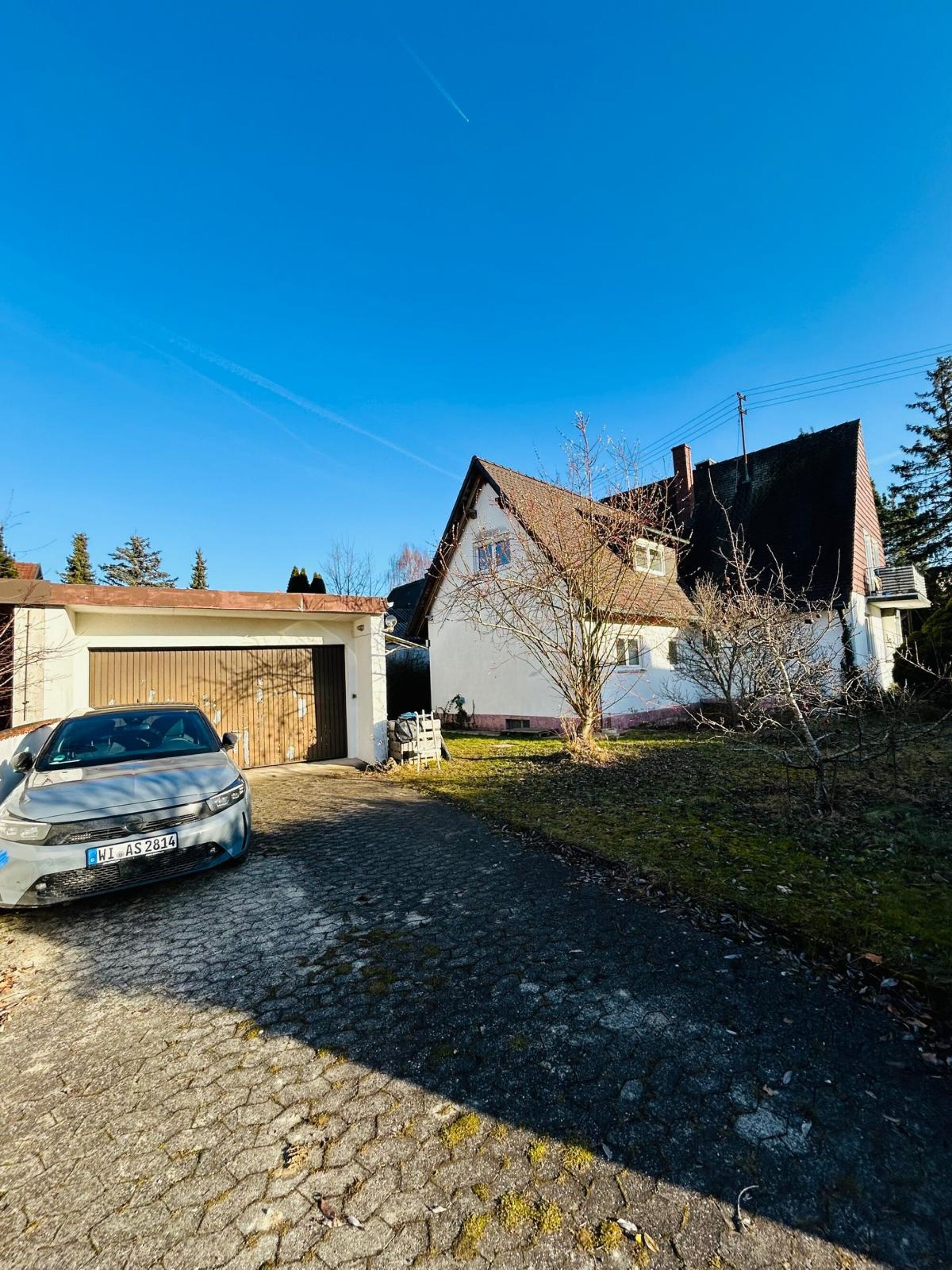 Doppelgarage und Parkplätze direkt auf dem Grundstück