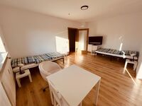 geräumiges Doppelzimmer mit TV und Terrasse