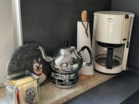 Kaffemaschine und Teekanne