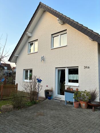 Frontansicht, das Zimmer ist oben links