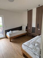 Monties Apartments Picture 1