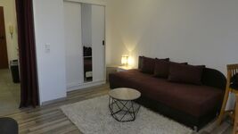 Wohnzimmer mit hochwertiger Studioliege