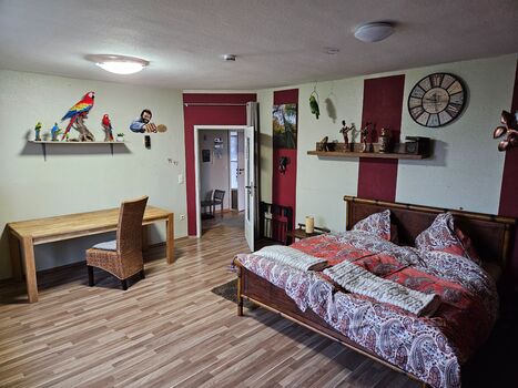 OG Zimmer 2 - Großes Schlafzimmer mit Schreibtisch und TV