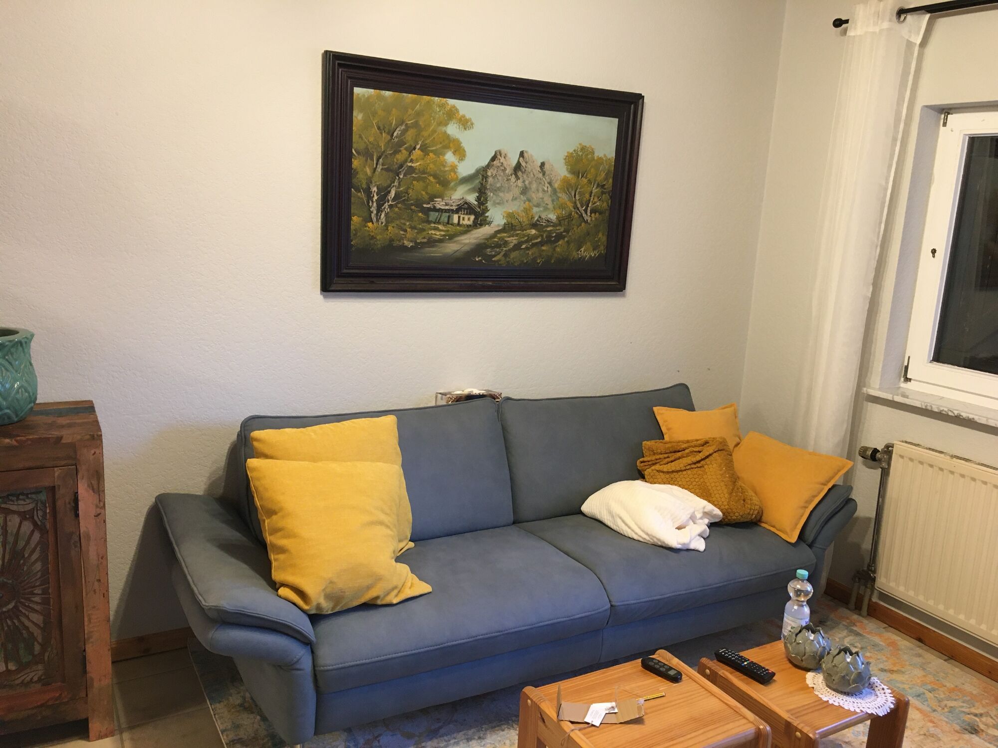 3-Sitz-Sofa, gegenüber ein 2-Sitz-Sofa ohne Foto