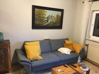 3-Sitz-Sofa, gegenüber ein 2-Sitz-Sofa ohne Foto