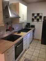 Küche mit Spülmaschine, Kühl/Gefrierkombination