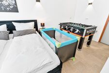 Mehrere Babybetten verfügbar und Kinderstühle