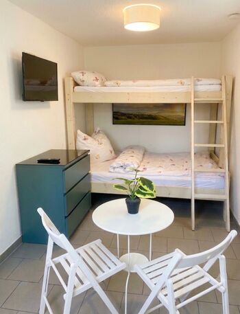 Beispielhafter Wohn-/Schlafbereich im 1-Zimmer-Apartment