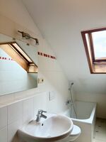 Beispielhaftes Badezimmer mit Badewanne