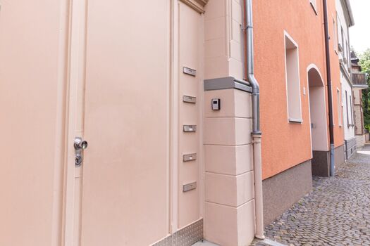 Eingangstor mit Schlüsseltresor