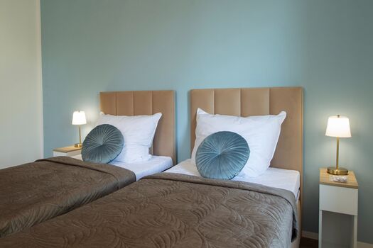 2 Boxspring-Einzelbetten im kleinen Schlafzimmer