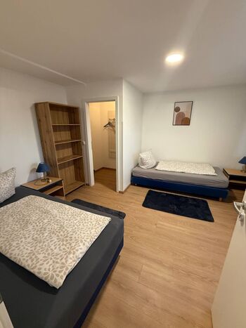 Schlafzimmer mit zwei Einzelbetten + Abstellkammer