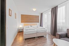 Doppelzimmer mit Einzelbetten und Balkon